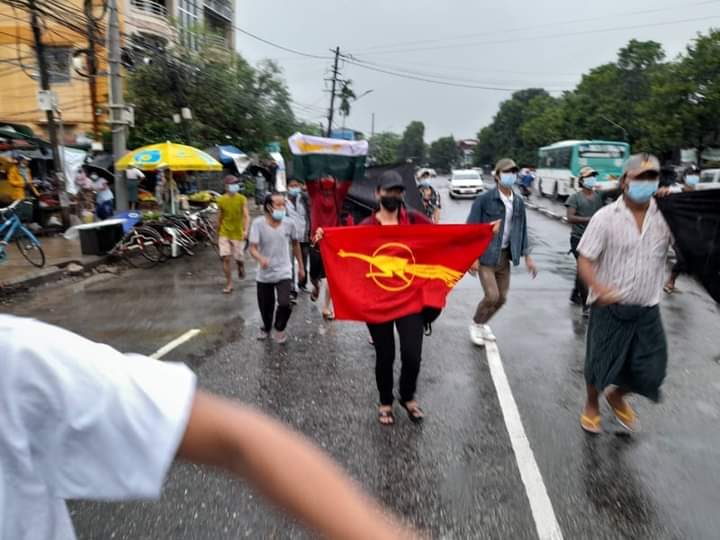 iam_azaleaaa's tweet photo. The Mayangon Township General Strike Committee led a marching rally in rejection of Military dictatorship under the title
"Freeze payments to Junta and save Myanmar"

#WarCrimesOfJunta #Oct30Coup
#WhatsHappeningInMyanmar https://t.co/OvFvHE1vY8