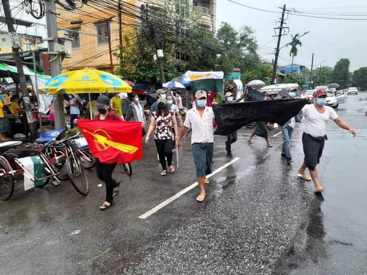 iam_azaleaaa's tweet photo. The Mayangon Township General Strike Committee led a marching rally in rejection of Military dictatorship under the title
"Freeze payments to Junta and save Myanmar"

#WarCrimesOfJunta #Oct30Coup
#WhatsHappeningInMyanmar https://t.co/OvFvHE1vY8
