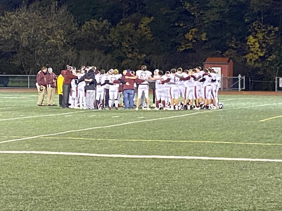 CM_AD1's tweet photo. Hard work! Perseverance! Next man up! Way to go! CMBB WINS 27-20
27 unanswered points. @CalMumHS @CalMum_Raiders @PickinSplinters @livcosports https://t.co/6DBjwyE66Y