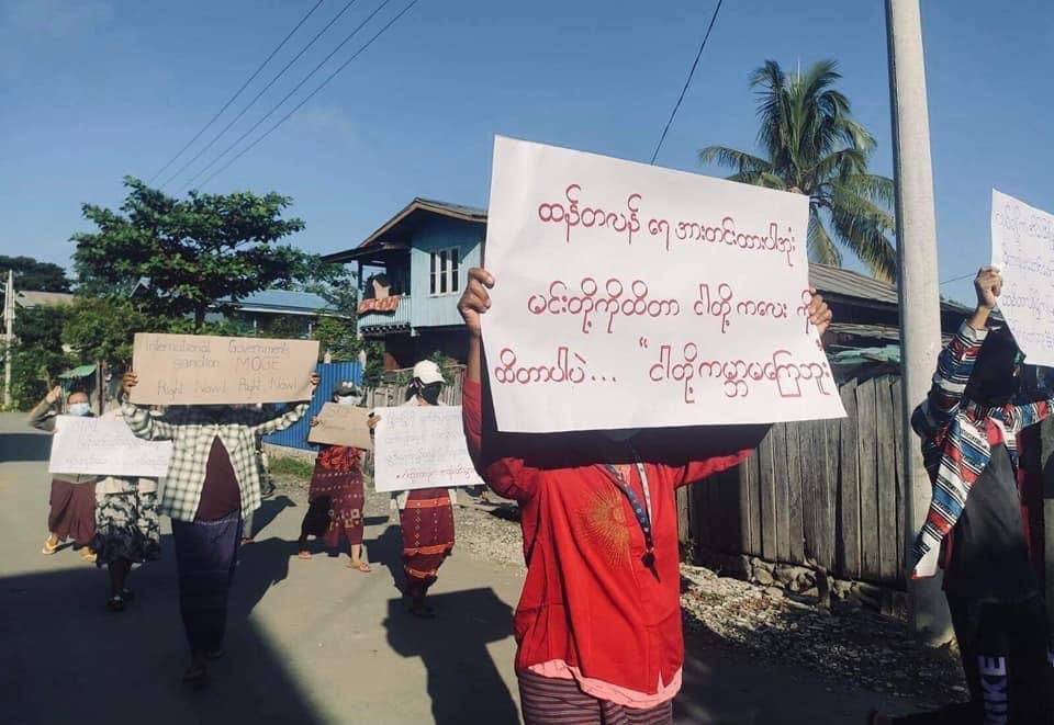 ChindwinPost's tweet photo. Kalay staged a protest against the military regime on Saturday morning to show their solidarity with the people from Thantlang and encouraging them to stay strong. It is confirmed 163 houses were burnt down. 

#WhatsHappeningInMyanmar https://t.co/t1OUrbATIG