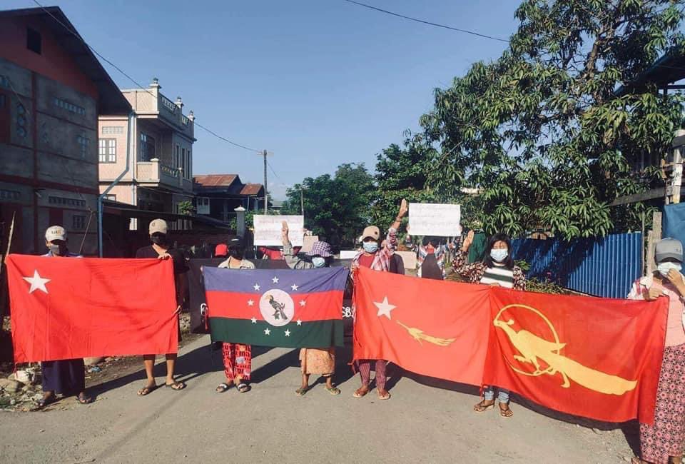 ChindwinPost's tweet photo. Kalay staged a protest against the military regime on Saturday morning to show their solidarity with the people from Thantlang and encouraging them to stay strong. It is confirmed 163 houses were burnt down. 

#WhatsHappeningInMyanmar https://t.co/t1OUrbATIG