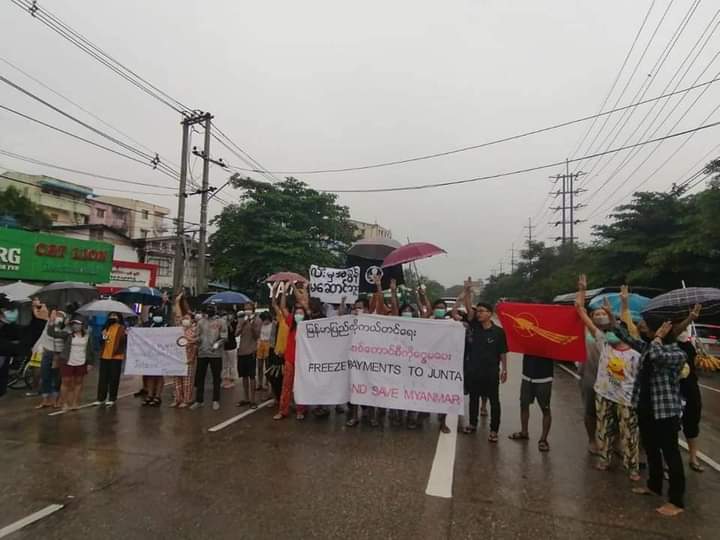 "Freeze payments to Junta &amp; Save Myanmar"

At somewhere of Rangoon, a general coalition strike allying university students, OCTOPUS activists, #LGBTQ society &amp; Labour strike was completely staged to defy against the fascist army .

#WhatsHappeningInMyanmar 
#WarCrimesOfJunta
