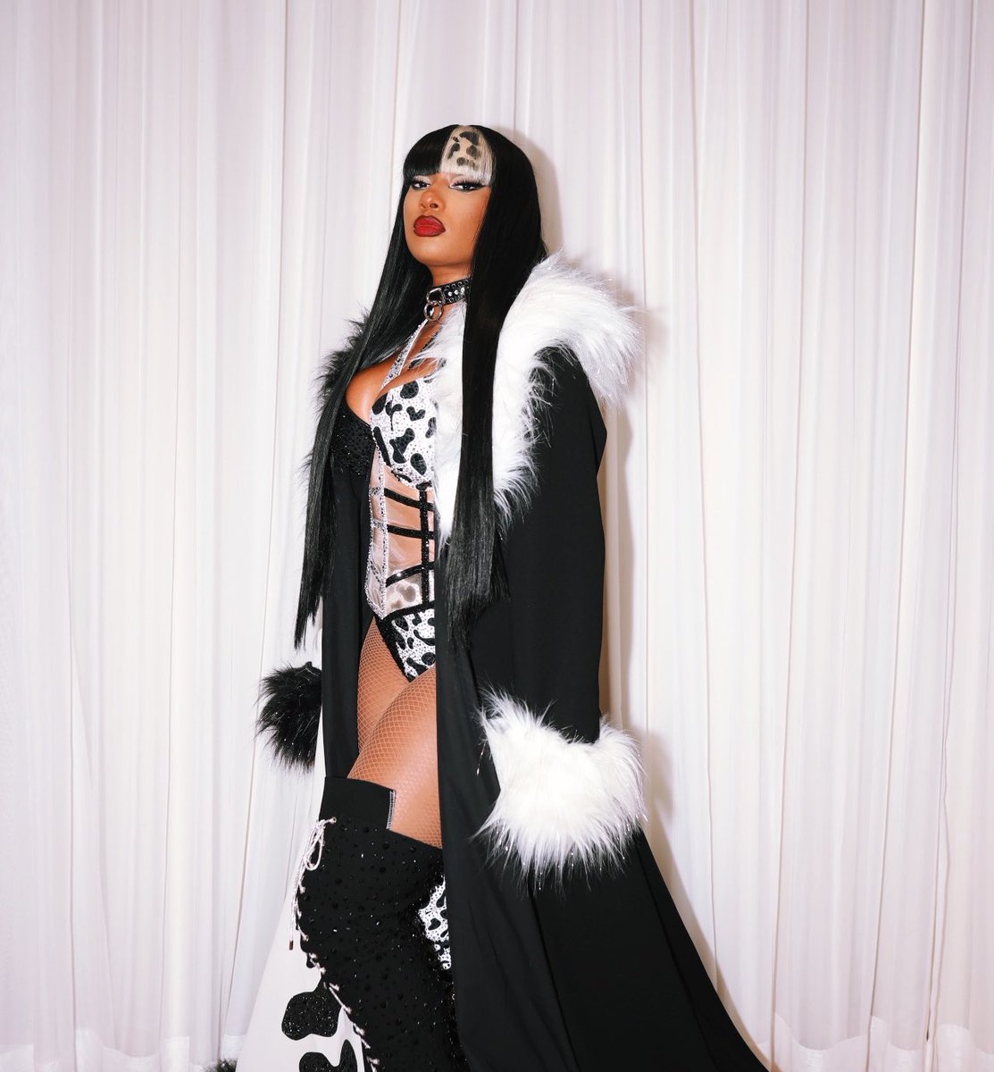 theestallion's tweet photo. Say what you want but a bitch be WORKING 💰 https://t.co/wSpwUjtxgo