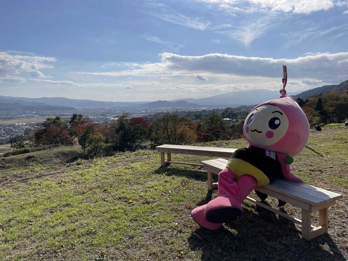 koorinohotapi's tweet photo. いやー天気がよくて気持ちー！！
僕は桑折西山城跡から中継で出演するよー♪

https://t.co/kI2NVWndAH https://t.co/sXD4rM1d14