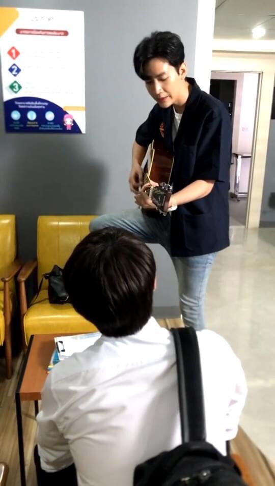 kc_vnfp's tweet photo. [291021] 𝘾𝙤𝙤𝙡𝙏𝘼_’𝙨 𝙏𝙒𝙏 #GenYSS2Q3

Chỉ có Kru Ta hiểu lòng MonTer 🥺 đợi mãi mấy ngày mới thấy một vài hình ảnh của MarkKit

Thoát vai MarkKit trở về làm KimCop để đánh đàn, hát cho nhau nghe hả 🎸

#ขิมมอญ #โมกิของคิมม่อน #คิมคอป #ม่อนเตอร์ #CTRPANUWAT https://t.co/b9PbC2QbAy