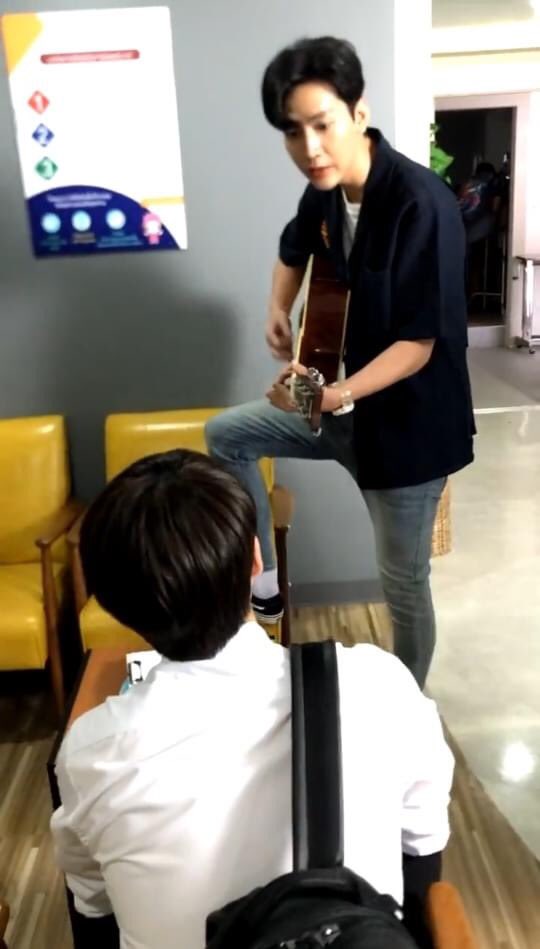 kc_vnfp's tweet photo. [291021] 𝘾𝙤𝙤𝙡𝙏𝘼_’𝙨 𝙏𝙒𝙏 #GenYSS2Q3

Chỉ có Kru Ta hiểu lòng MonTer 🥺 đợi mãi mấy ngày mới thấy một vài hình ảnh của MarkKit

Thoát vai MarkKit trở về làm KimCop để đánh đàn, hát cho nhau nghe hả 🎸

#ขิมมอญ #โมกิของคิมม่อน #คิมคอป #ม่อนเตอร์ #CTRPANUWAT https://t.co/b9PbC2QbAy