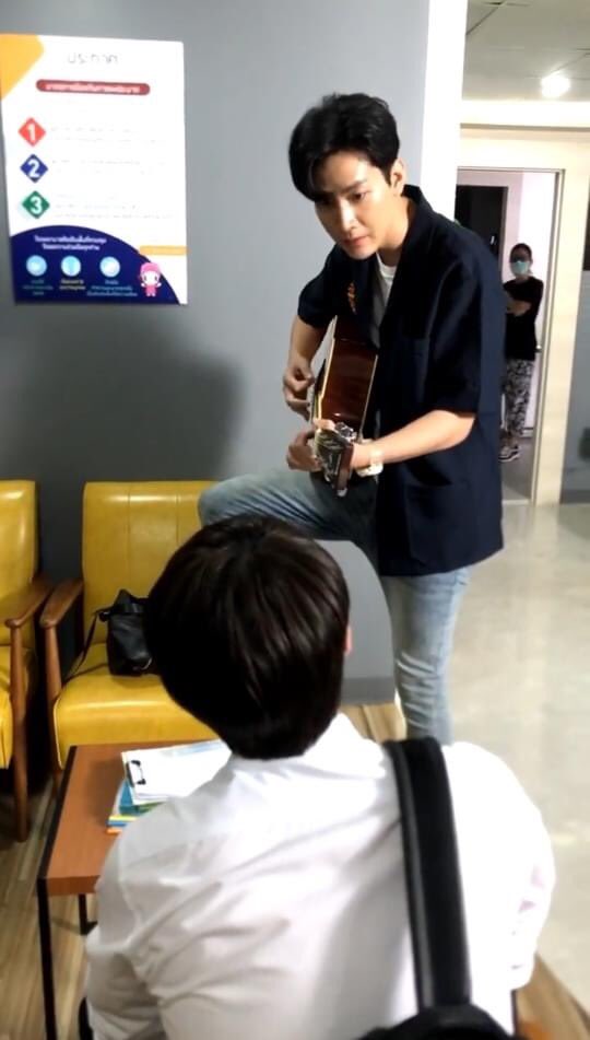 kc_vnfp's tweet photo. [291021] 𝘾𝙤𝙤𝙡𝙏𝘼_’𝙨 𝙏𝙒𝙏 #GenYSS2Q3

Chỉ có Kru Ta hiểu lòng MonTer 🥺 đợi mãi mấy ngày mới thấy một vài hình ảnh của MarkKit

Thoát vai MarkKit trở về làm KimCop để đánh đàn, hát cho nhau nghe hả 🎸

#ขิมมอญ #โมกิของคิมม่อน #คิมคอป #ม่อนเตอร์ #CTRPANUWAT https://t.co/b9PbC2QbAy