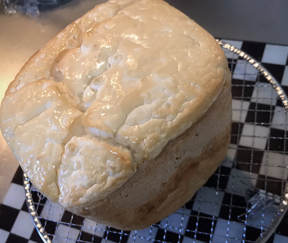 leaizu's tweet photo. いい天気ですね〜☀️
のんびり米粉パンを焼きました🍞
薄めにスライスして軽くトーストするとサクッともちふわで口どけよく最高に美味しい😋♡

#グルテンフリー  #ミズホチカラ 🌾
#ホームベーカリー  #米粉パン 🍞 https://t.co/H1DBM80J6v