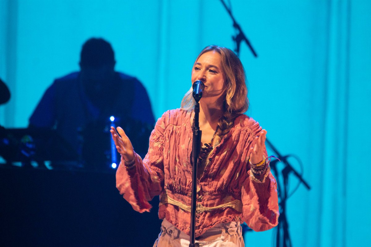 BossTmo's tweet photo. The @Lauren_Daigle concert was a whole vibe @CHICenterOmaha my bae 😍 &amp; that @TMobile 5G signal was #big #strong  💪🏾 in the building 💯 #tmobile #5g #iphone @Apple https://t.co/8sRVWmAUqF