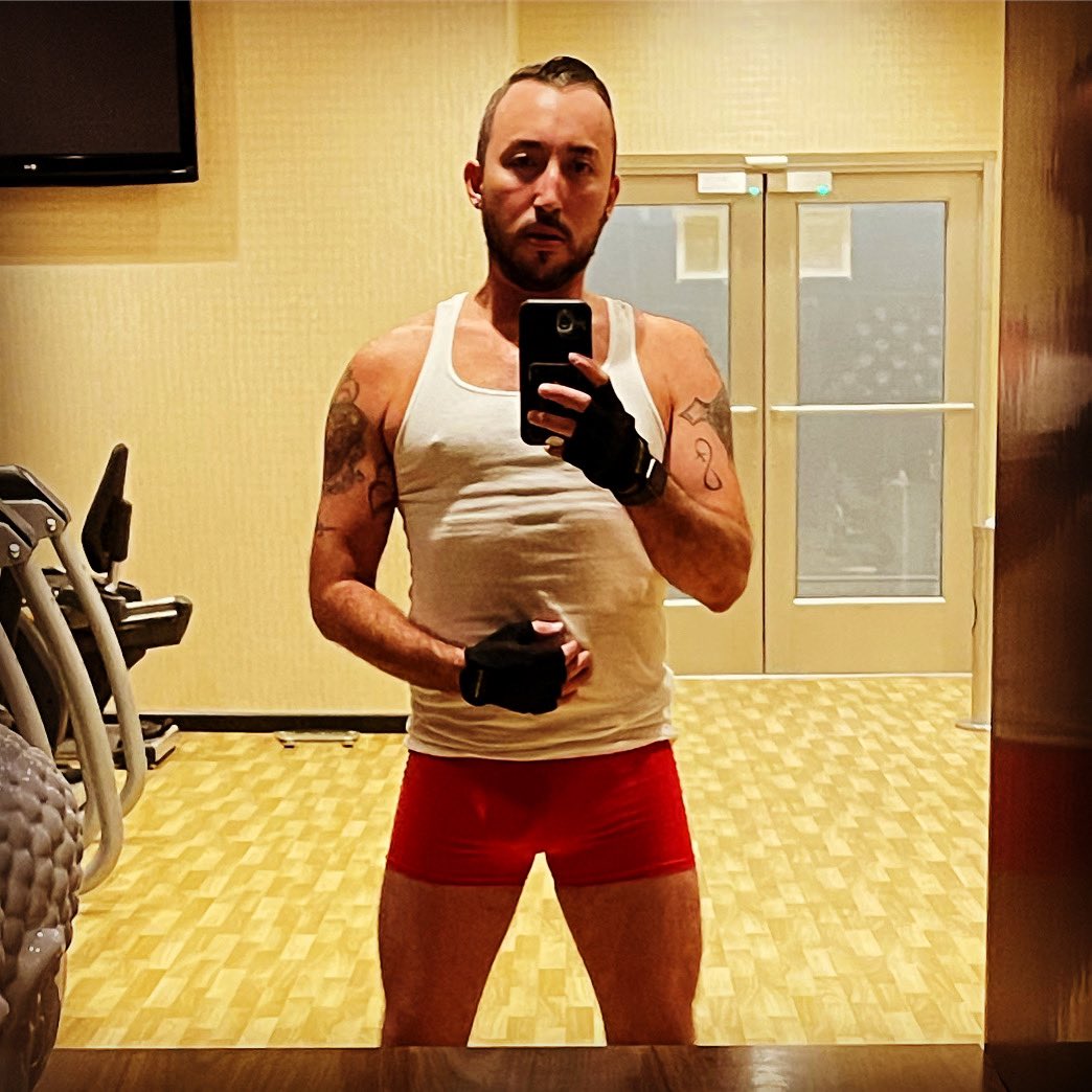 PapiTiago69's tweet photo. Quick late workout jamming to @djlessah (One of my DJs) #LateWorkout #GayLatino #DJLessah #BackToTheGym https://t.co/nra759DfdL