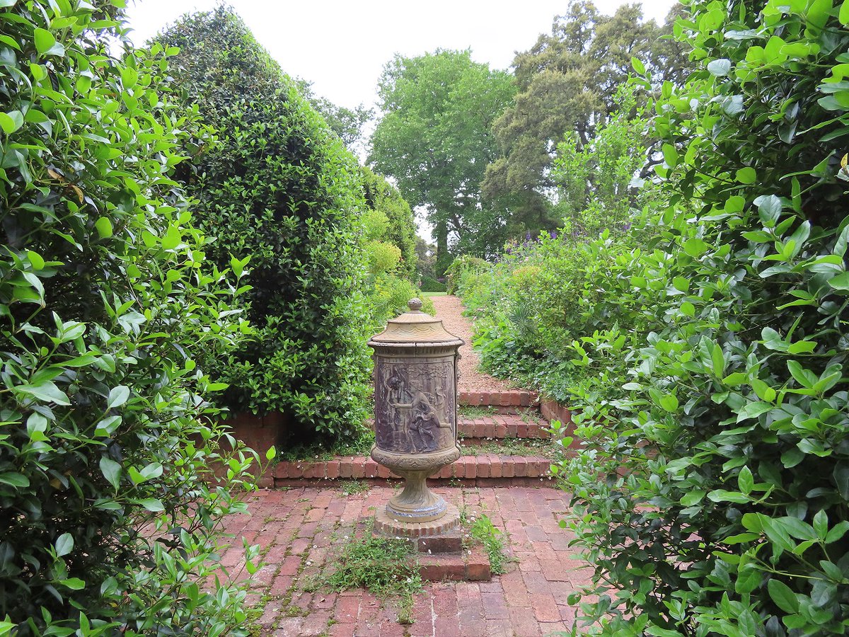 CoworkingJhb's tweet photo. Hundreds of years in the making - Rustenberg Manor House garden – an exceptional team behind the beautiful gardens! #RustenbergManorHouse #garden #Stellenbosch #IdasValley #OpenGardens #RoseGardens #VirtualTravelBugSA #TravelBugSA #MeetOurSouthAfrica https://t.co/BjBIAbBjpQ https://t.co/ShgvJ4E4sr