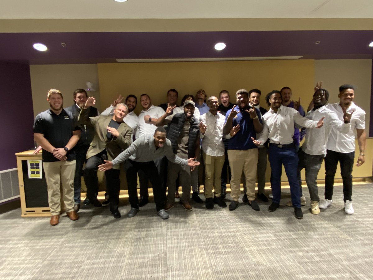 Maverick Football Scoop (@maverick_scoop) on Twitter photo Good Times at the Senior Appreciation Dinner! Honoring: <a href="/Hunter_Toppel/">Hunter Toppel</a> <a href="/BoydDraeger/">Boyd Draeger</a> <a href="/royalsilverIII/">Royal Silver III</a> <a href="/GossenJared/">Jared Gossen</a> <a href="/BrandonKrantz56/">Brandon Krantz</a> @TyShonan_Brooks <a href="/JLeius/">Jack Leius</a> <a href="/true_thompson/">True Thompson</a> <a href="/_kilo5/">HB Kilo🎤</a> @RealGoonSloth <a href="/Joe_Carpenter55/">JC</a> <a href="/Ethomasss22/">Eli Thomas</a> <a href="/CoopTHM/">Micah Cooper</a> <a href="/PGloudemans14/">Parker Gloudemans</a> <a href="/PeyoParker23/">Peyo Parker</a> <a href="/JDEkowa11/">JD Ekowa</a> Good Times at the Senior Appreciation Dinner! Honoring: <a href="/Hunter_Toppel/">Hunter Toppel</a> <a href="/BoydDraeger/">Boyd Draeger</a> <a href="/royalsilverIII/">Royal Silver III</a> <a href="/GossenJared/">Jared Gossen</a> <a href="/BrandonKrantz56/">Brandon Krantz</a> @TyShonan_Brooks <a href="/JLeius/">Jack Leius</a> <a href="/true_thompson/">True Thompson</a> <a href="/_kilo5/">HB Kilo🎤</a> @RealGoonSloth <a href="/Joe_Carpenter55/">JC</a> <a href="/Ethomasss22/">Eli Thomas</a> <a href="/CoopTHM/">Micah Cooper</a> <a href="/PGloudemans14/">Parker Gloudemans</a> <a href="/PeyoParker23/">Peyo Parker</a> <a href="/JDEkowa11/">JD Ekowa</a>