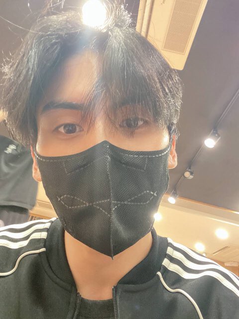 SF9_honyaku's tweet photo. 211030 コンカ

「1日だね、11月の(寒い)」

早く寝て
僕を待たないで
僕今日はスイッチ入ってきたから3時までやるつもりだよ

うああ！

みんなうまくいくよ、だから早く寝てね
手紙読んでたら大変なこともあったみたいだけど、すぐに戻ってこれるよ…(後略)

#SF9 #ユテヤン #テヤン #유태양 https://t.co/sPGh3hdg9B