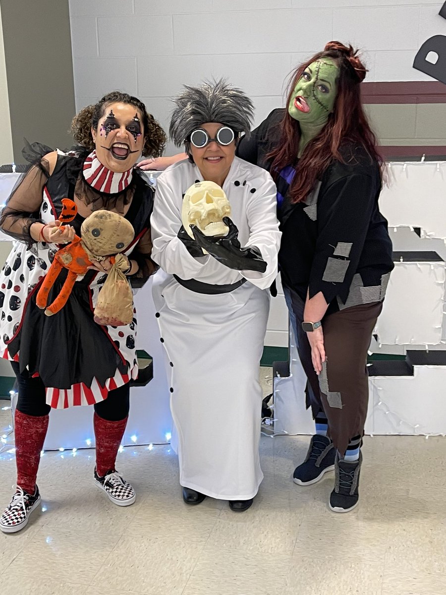 KristiTragethon's tweet photo. Just another day at the office #TeacherLife #SabThing https://t.co/EmyHeWESh2