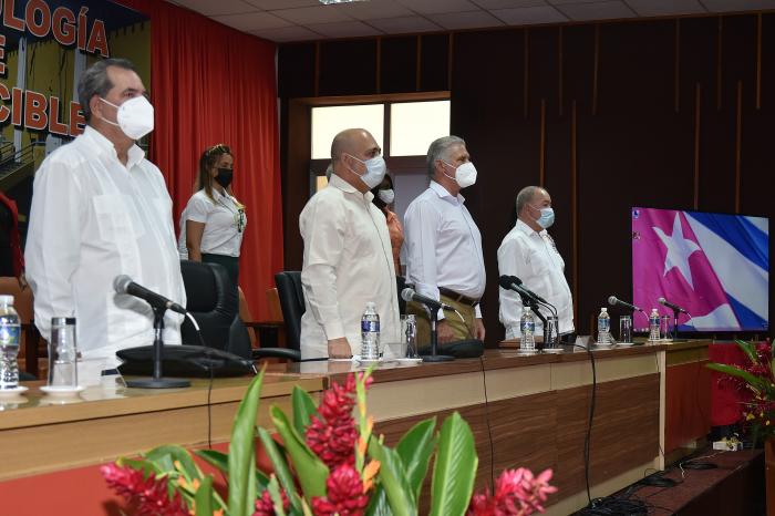 Castellon815's tweet photo. Que @DiazCanelB en persona haya estado en el cambio de mando en #SantiagodeCuba es clara señal de la grandeza de @ExpositoCanto, un hombre de pueblo, Héroe del Trabajo, Lázaro de #Cuba. ¡Éxitos para Expósito y para @RamnMonte1!. #CubaViva #SomosContinuidad https://t.co/lUyfkeN1w9