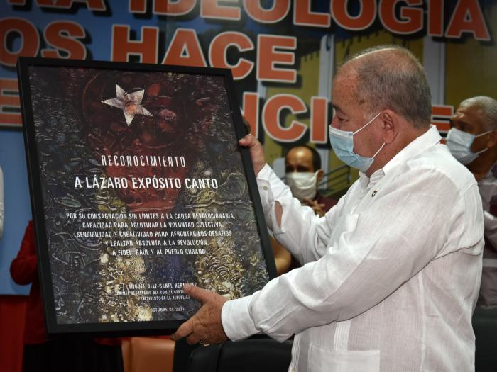 Castellon815's tweet photo. Que @DiazCanelB en persona haya estado en el cambio de mando en #SantiagodeCuba es clara señal de la grandeza de @ExpositoCanto, un hombre de pueblo, Héroe del Trabajo, Lázaro de #Cuba. ¡Éxitos para Expósito y para @RamnMonte1!. #CubaViva #SomosContinuidad https://t.co/lUyfkeN1w9