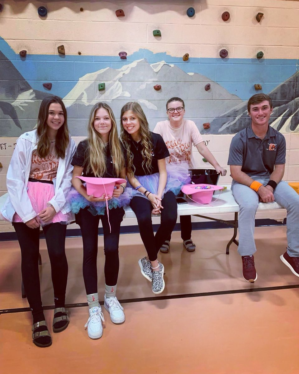 CascadeGolf's tweet photo. Our giving golfers at the elementary school passing out candy! Great Cascade Tradition! 🏆⛳️🏌🏼🏌🏼‍♀️🖤🧡 https://t.co/Z6UWdjRoPK