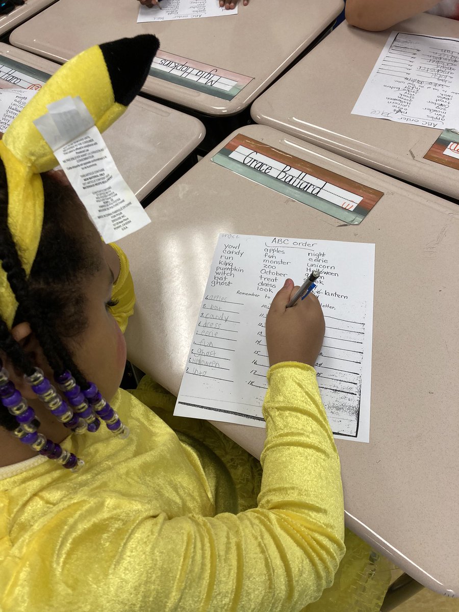 MrsWilliamsHCSD's tweet photo. Who says you can’t have fun AND learn on Halloween? Our 3rd graders LOVED getting to spend time with @BWAsstPHCSD and her pup, Beau as a reward for state testing! https://t.co/qOqw75SrfK