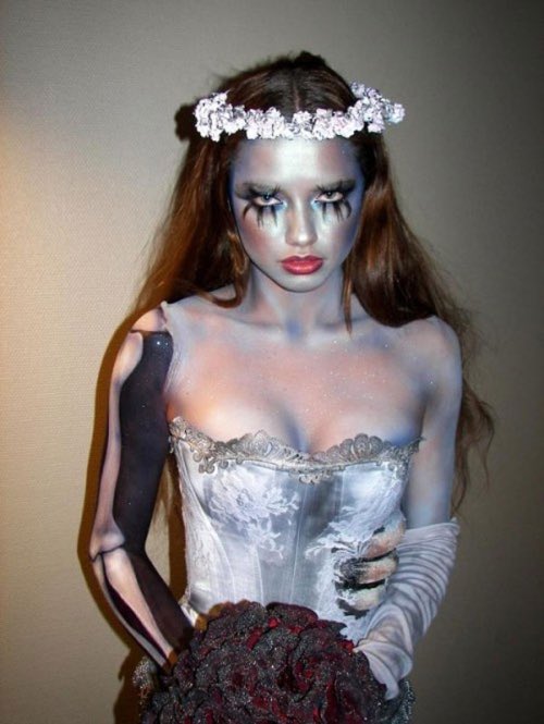 girIvenus's tweet photo. adriana lima as the corpse bride https://t.co/XBtXGeC1jE