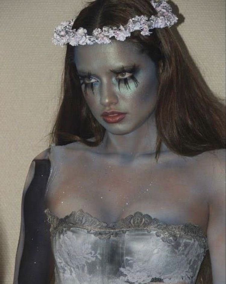 girIvenus's tweet photo. adriana lima as the corpse bride https://t.co/XBtXGeC1jE
