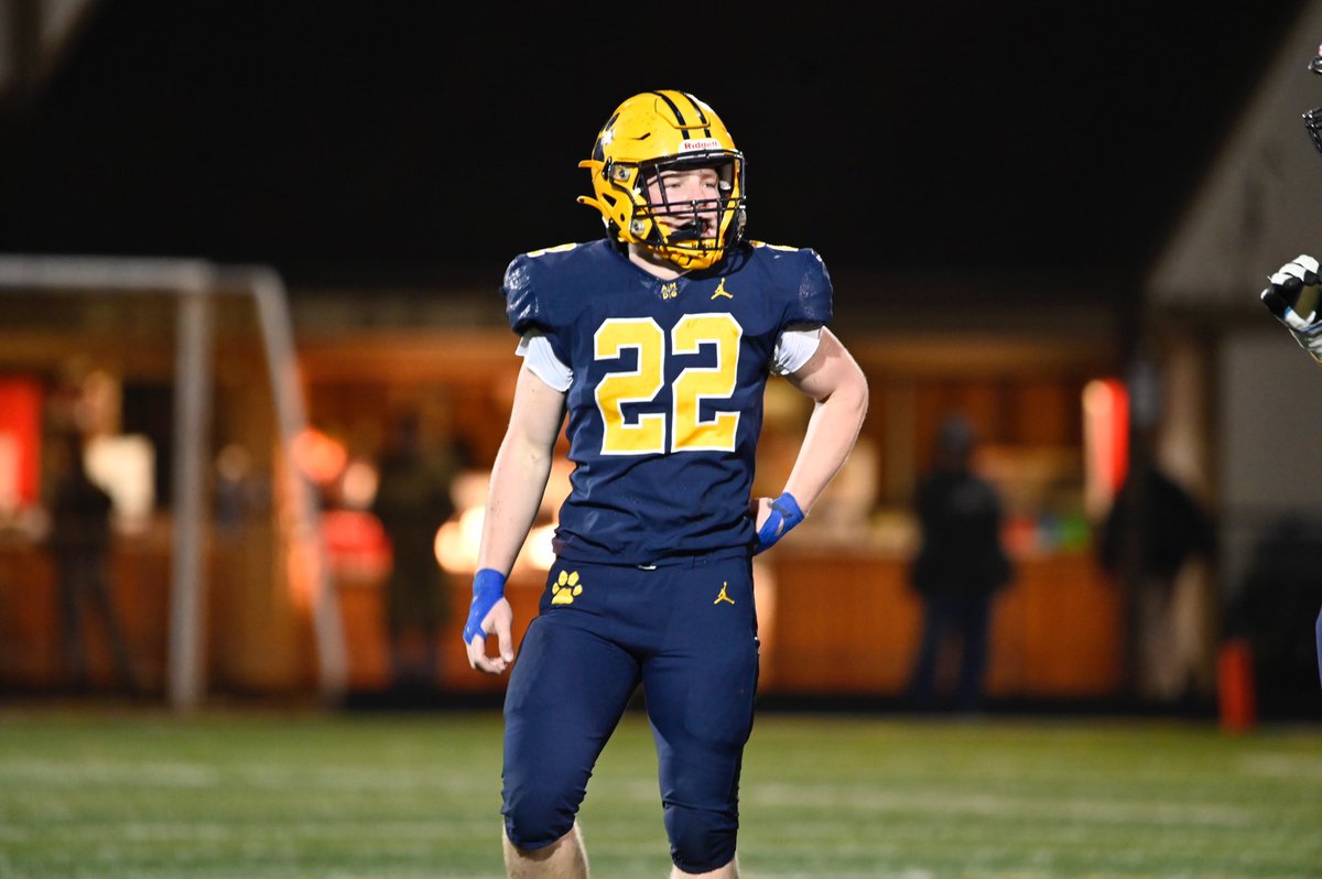 SIHSSports's tweet photo. FB: With the opening 2nd half carry from Marty Lenehan he becomes a 1,000 yard rusher in the 2021 season! 
#GoCats 

📲: https://t.co/PHgg9zQhye https://t.co/nCW6pQ6o98