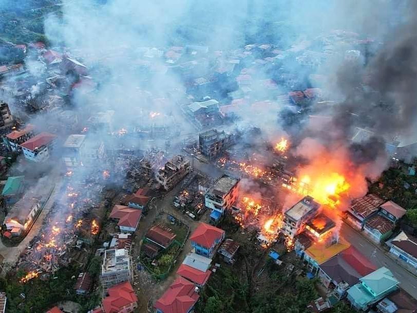 bellamay93's tweet photo. Oct 29 , More than 200 houses [residential properties] have been burned down to ground, in Thantlang Town, Chin State. Still burning in this morning 😭 #WhatsHappeninglnMyanmar #Oct30Coup #Htantalan https://t.co/HJ7U1yGe60