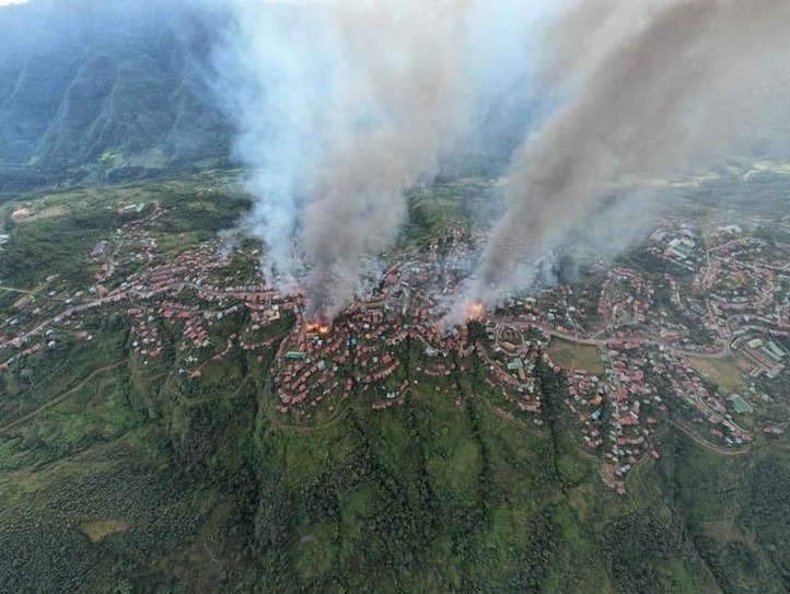 bellamay93's tweet photo. Oct 29 , More than 200 houses [residential properties] have been burned down to ground, in Thantlang Town, Chin State. Still burning in this morning 😭 #WhatsHappeninglnMyanmar #Oct30Coup #Htantalan https://t.co/HJ7U1yGe60
