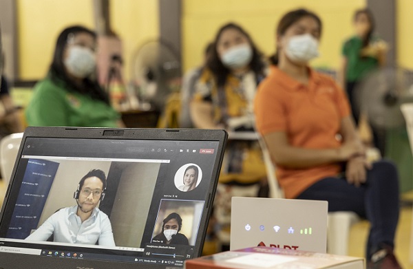 worldvisionph's tweet photo. Good news! World Vision and Bank of America donate new laptops, tablets to a school in Malabon City. 🧡
#WorldVisionPH #OneForChildren #OneForCommunity #Partnerships https://t.co/luYL8ijb0R
