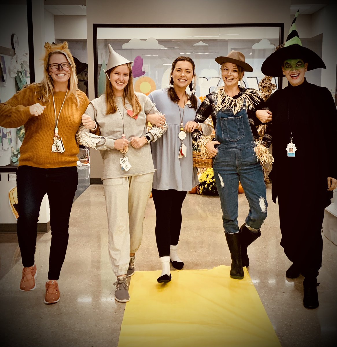 BulldogKdg's tweet photo. There’s no place like kindergarten on Halloween! https://t.co/5o8tz1gglR