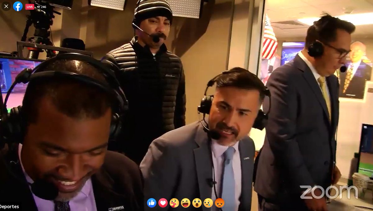 FOXDeportes's tweet photo. ¡Estamos EN VIVO!
Así viven @AdrianGarciaMqz, @EdgarGlezSabin y @carlitosalvarez la #SerieMundial desde la cabina de transmisión de @FOXDeportes en el Truist Park de Atlanta. #FDLive #MLBenFD @LasMayores #WorldSeries
Acompáñalos en nuestro #FBLive: https://t.co/Oj1IFLfOUV https://t.co/N62br7iCs1