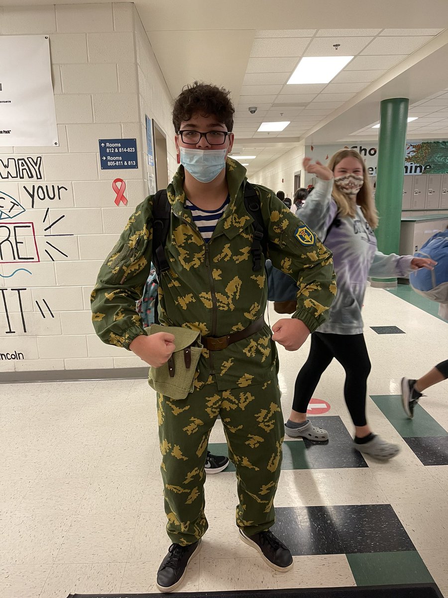 Crystal Walker (@cwalker1108) on Twitter photo A little festive fun <a href="/TomahawkCreekMS/">Tomahawk Creek MS</a> <a href="/DrJFrye/">Calvin Frye</a> joined in on our morning routine and surprised our bus drivers with a Halloween treat!! #oneCCPS A little festive fun <a href="/TomahawkCreekMS/">Tomahawk Creek MS</a> <a href="/DrJFrye/">Calvin Frye</a> joined in on our morning routine and surprised our bus drivers with a Halloween treat!! #oneCCPS