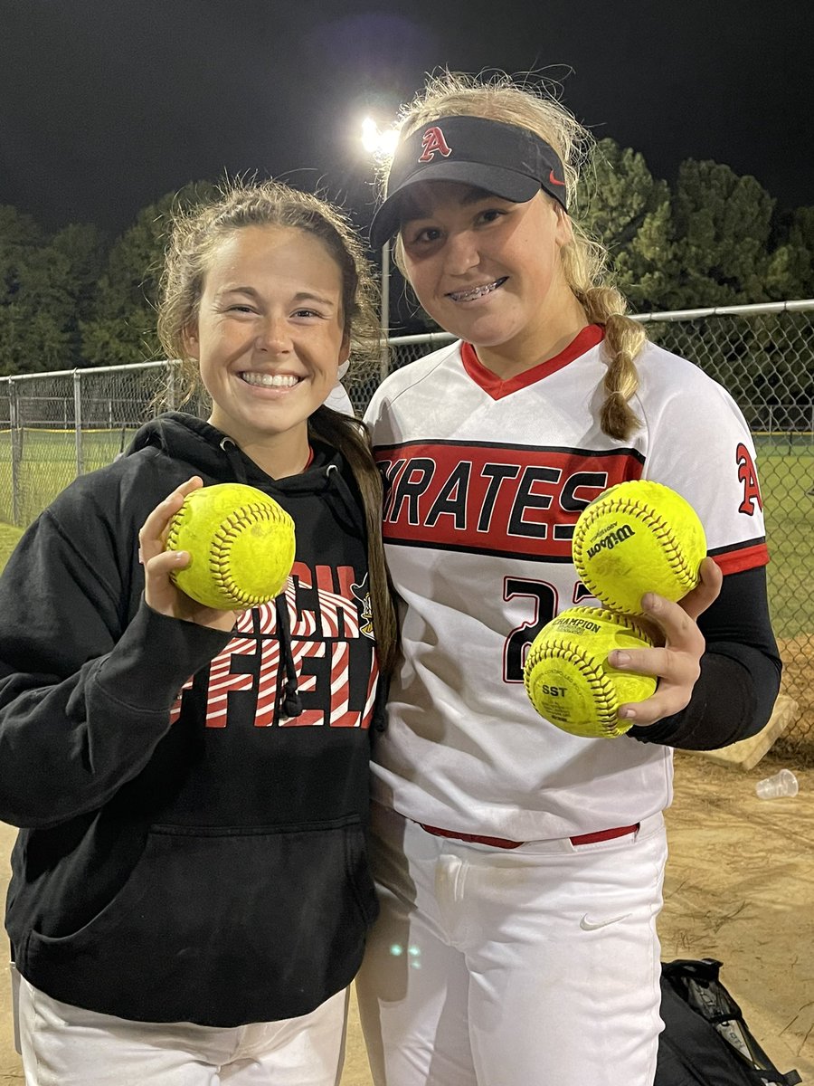 PresleyHarris10's tweet image. It was 🥶but the 🏴‍☠️bats were 🔥! AC Won a War tonight 11-7 over Pike Co. @kaylee_youmans with a 💣 and I had 2 2run 💣!  #final4 @linztillman1 @Weave74 @Michaelin_KK1 @GACASoftball @itgnext_georgia @GeorgiaMaxPreps @rykerzc @UGACoachTony @_TimWalton @ApplingSporTalk