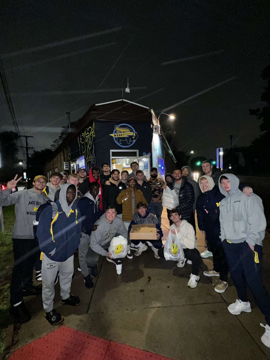 jack_medley's tweet photo. @umichwrestling had an amazing team meal tonight!! Thanks to @mylesamine and @snackpass_ for hooking us up with some great wings from Side Biscuit! #GoBlue https://t.co/Lwi60YWKIq