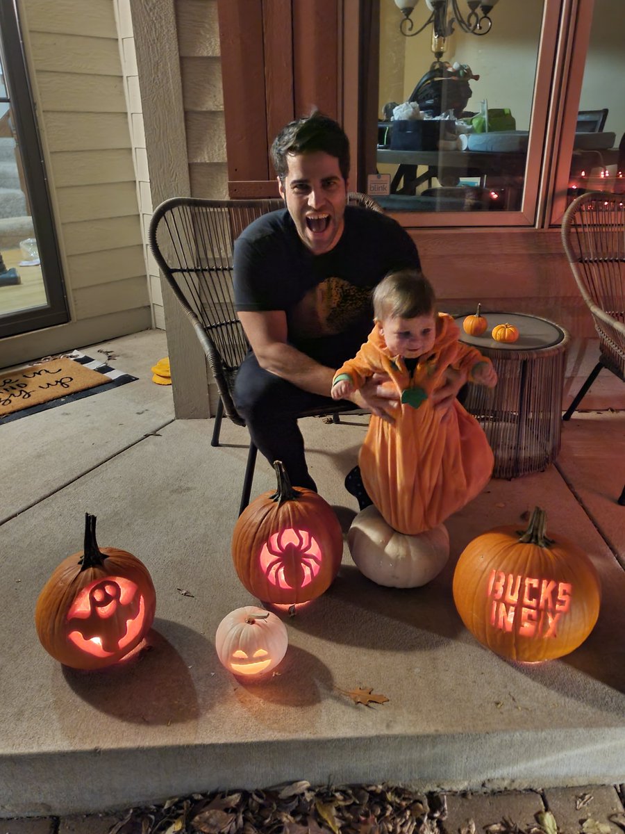 DrewButula's tweet photo. @Bucks @DoorPenWinery The only thing this little pumpkin knows is #BucksInSix https://t.co/4dK5G92cB3