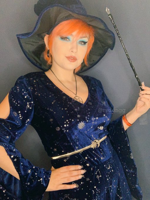 must be the season of the witch 🎃✨ https://t.co/Zza8iLjxuo<a href="/tag/apclips"class="tags"><span>#apclips</span></a>