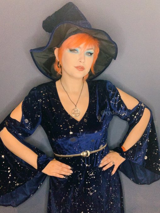 must be the season of the witch 🎃✨ https://t.co/Zza8iLjxuo<a href="/tag/apclips"class="tags"><span>#apclips</span></a>