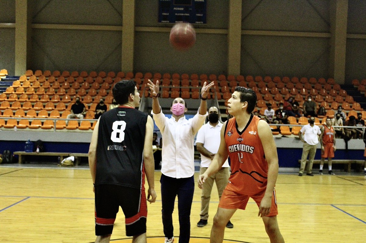 orlandomtz25's tweet photo. ¡Me alegra mucho que el deporte ráfaga 🏀 regrese a nuestra capital! Un gusto acompañar al equipo Cuerudos Victoria en su presentación. #cibapac https://t.co/IeDQ8yEEY4