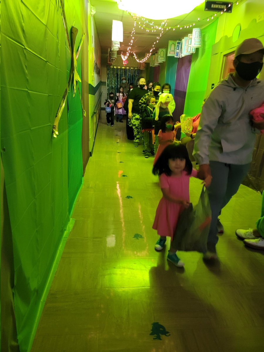 Warren_Elem's tweet photo. What a fun day at Warren El today!!! Costumes, Parades, Trick-or-treating and Parties, oh my!!! #LeadTheWay https://t.co/OTBKDTQoh8