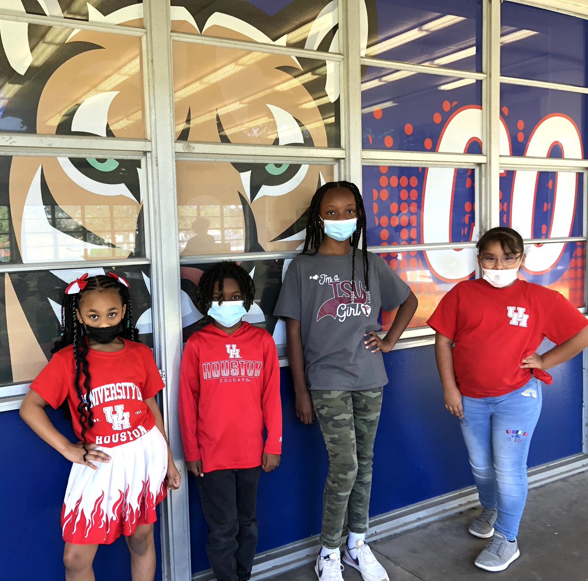 EmilyMe10531515's tweet photo. Be Smart, Don’t Start ❤️ Ross Scholars sporting their college gear. #RedRibbonWeek2021 #ProudToBeDrugFree #RossRocks #NowEnrolling @Tareese8 @AlmaRivera6 @HISDFACE @ray4d_thebetsy @BetsyRossElem @tuwest @HoustonISD @TeamHISD @Jess_Richman1 @erinehines @behaviorlady https://t.co/KD9lYJG3kW