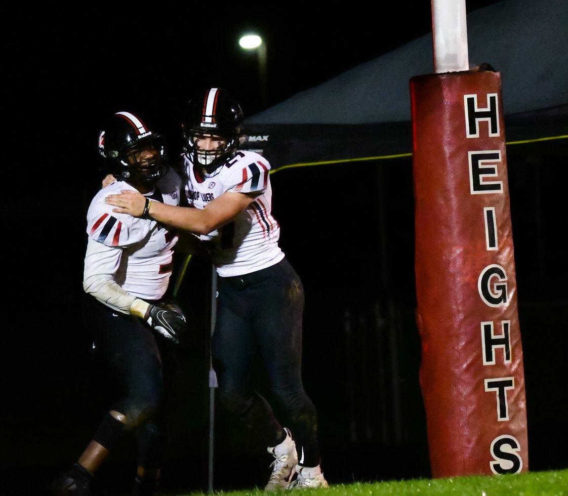 BishopLuersFB's tweet photo. Knights win!

Bishop Luers 44, Prairie Heights 7

#Final | #LuersSpirit https://t.co/5fkcy8lonS