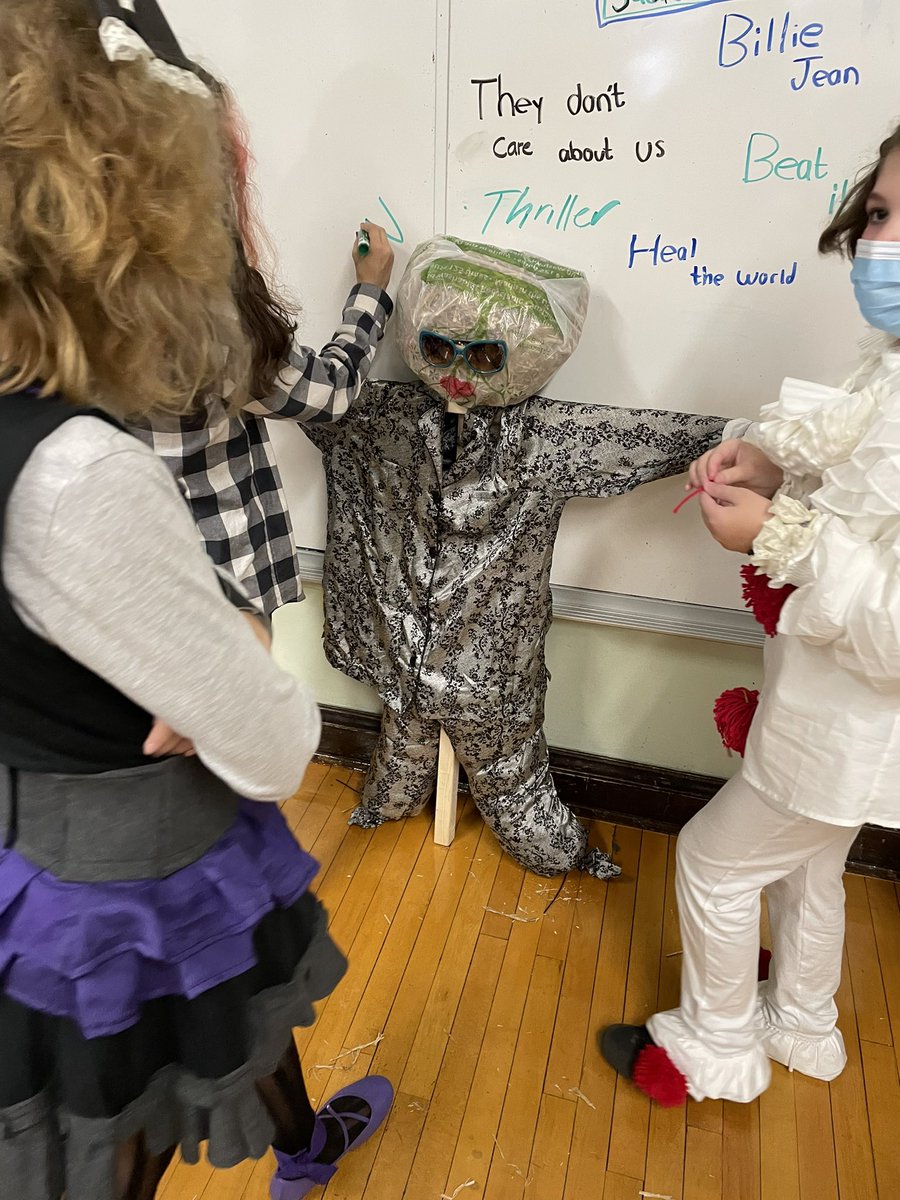 bobbyguercio's tweet photo. @BridgeSchool2 Middle School student’s participating in pumpkin decorating and scarecrow making to earn #BMS house points.  @ChiPubSchools @CPSN1Chief @Network1CPS https://t.co/pLYvgwoy14