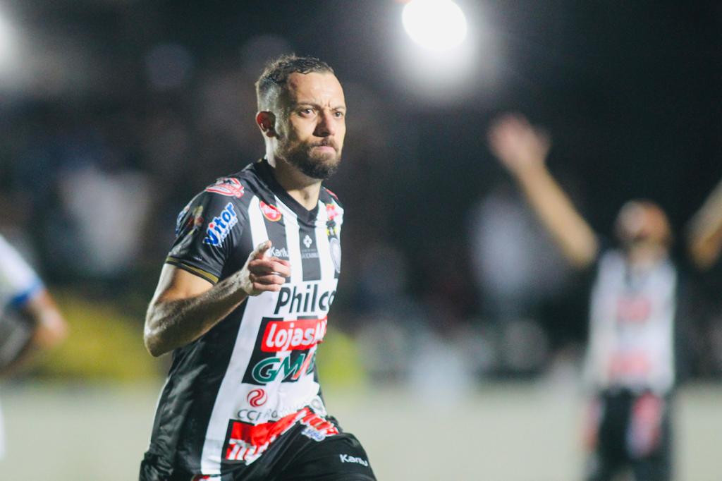 Paulo Sérgio comemora seu gol na vitória de 2 a 1 diante do Avaí na última rodada. Imagem: André Jonsson/OFEC