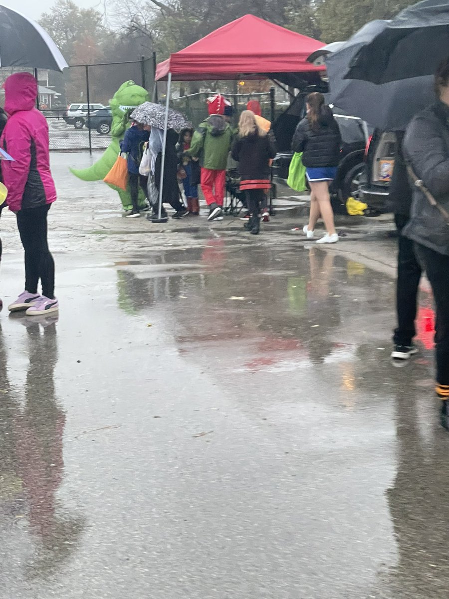 bobbyguercio's tweet photo. #Rainorshine @BridgeSchool2 families showed up for an evening trunk or treat!  It was as fun as it was wet!  @ChiPubSchools @CPSN1Chief @Network1CPS https://t.co/yGFf4BKsyJ