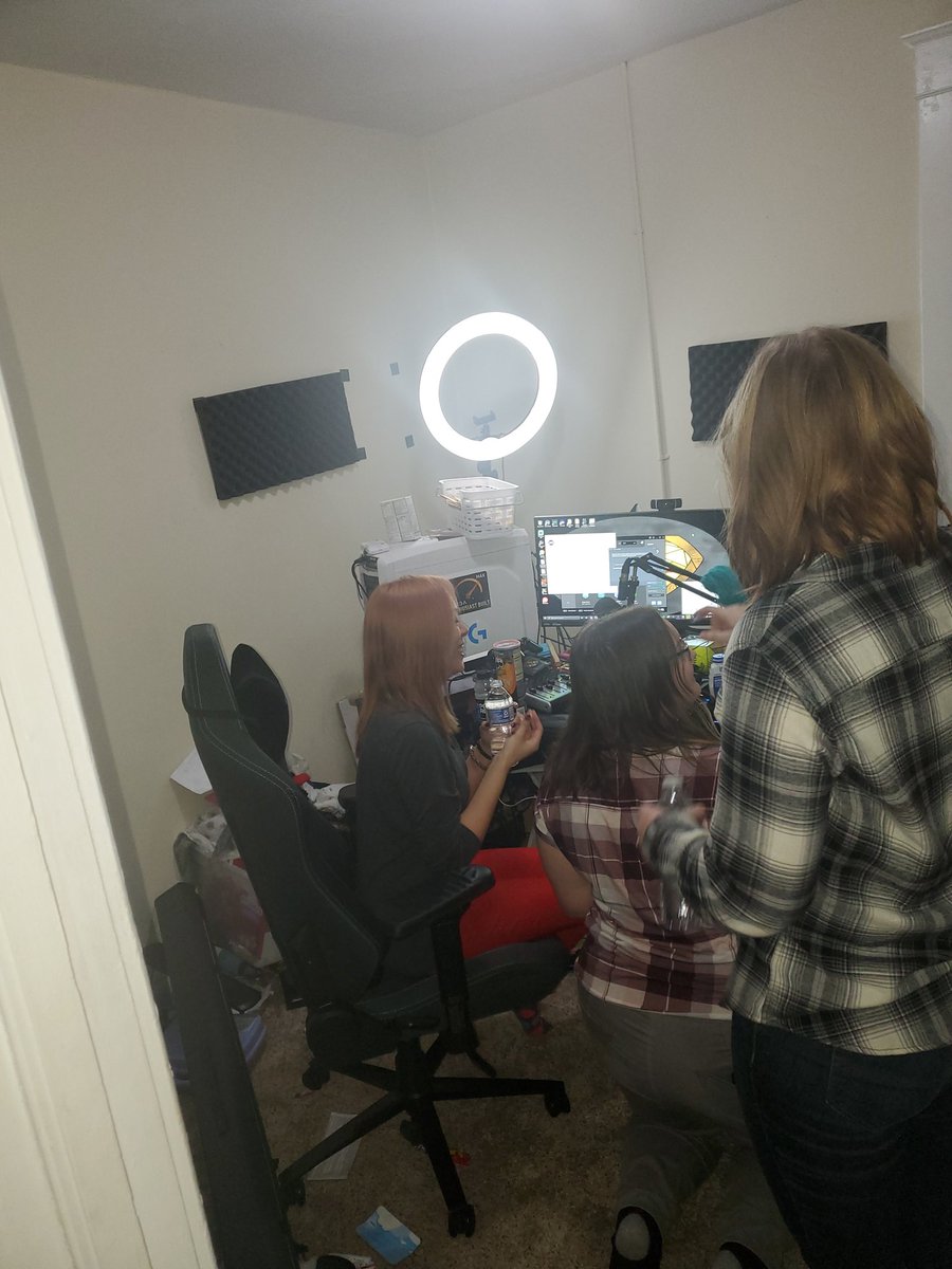 JinRayy's tweet photo. ONE THE BEST SURPRISES EVER, @Zofeeuh , @TheCarolBomb and my mod Brent all surprised me on stream today!! They have taken it over! BEST DAY EVER https://t.co/ihp7TKQzLI