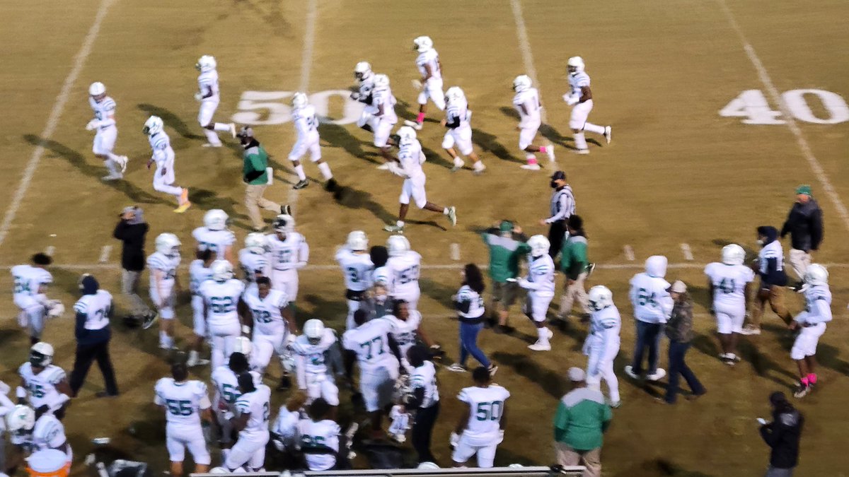 TOUCHDOWN GREENWAVE HUGE fumble return by Quavion Brown for a TD! Ashbrook 7 - Huss 6 Q4 8:27 @JoeLHughesII