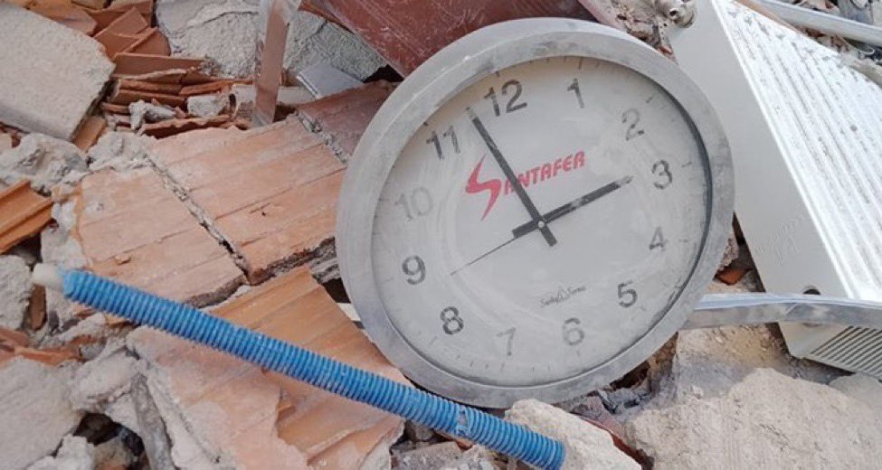 Deprem saatinde duran saat ve onun bu fotoğrafı zihinlerimizde yerini hep koruyacak.. #izmirdepremi