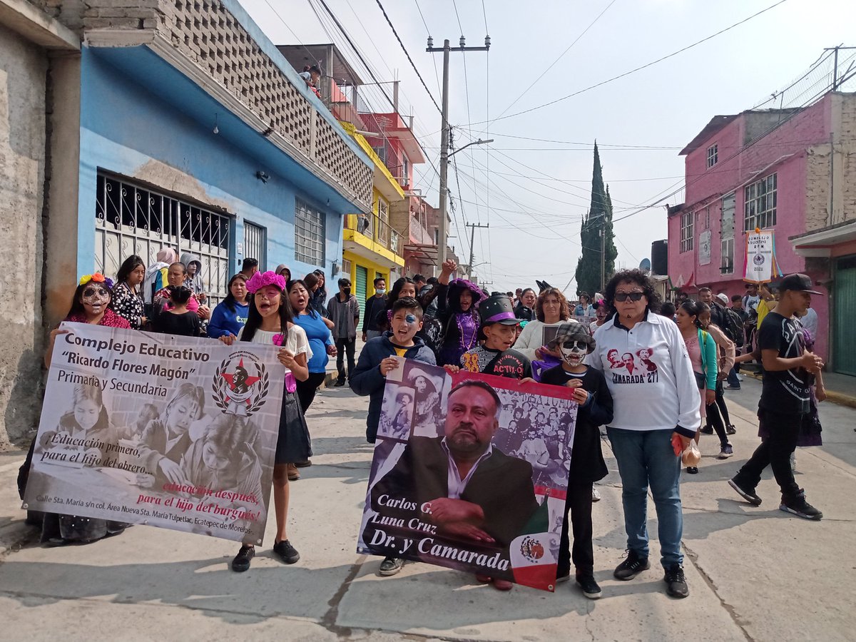 MariselaPalac19's tweet photo. El día de hoy 29 de octubre se llevó un evento cultural de día de muertos, recordando a un gran líder y camarada Doc Carlos Luna en los diferentes proyectos educativos 
¡HASTA LA VICTORIA SIEMPRE! 👊🏻
 #UniversudadTlamatincalli #Preparatoria277 #ComplejoEducativoRicardoFloresMagon https://t.co/xLKH4BD4lE