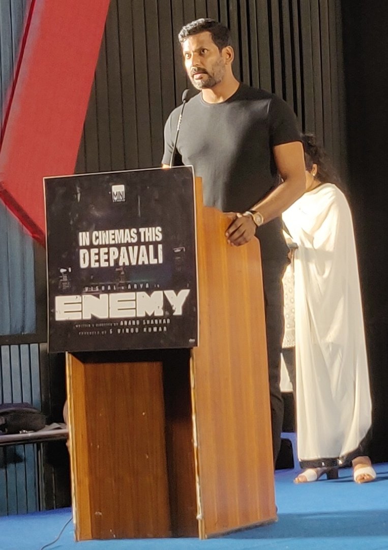 sweetyvishal986's tweet photo. Darling @VishalKOfficial & @arya_offl's #EnemyPressMeet
#EnemyDeepavali
#Enemy
@anandshank @vinod_offl @ministudiosllp @HariKr_official @DEVIFOUNDATIONS @vikramswamy75 @RameshVishal8 @harivis52129151 @VISHAL_SFC @teluguvishalfan https://t.co/HhDggeaEcT