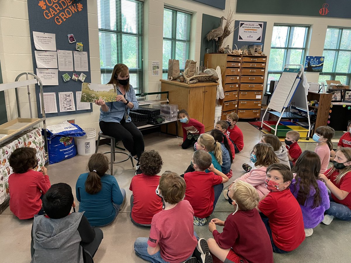 callmemrscandea's tweet photo. This week we read a book called “Honey in a Hive” about how a honeybee colony operates. Afterwards we made queen, drone, and worker honeybee finger puppets that will be used for a hive dramatization next week!
#MagnetFocus #wpsproud @EarhartUSD259 https://t.co/gRvflHOrvO