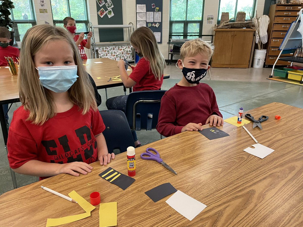callmemrscandea's tweet photo. This week we read a book called “Honey in a Hive” about how a honeybee colony operates. Afterwards we made queen, drone, and worker honeybee finger puppets that will be used for a hive dramatization next week!
#MagnetFocus #wpsproud @EarhartUSD259 https://t.co/gRvflHOrvO
